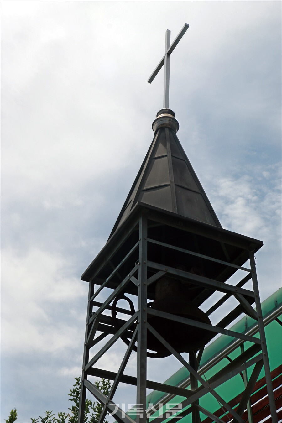 신령교회 출향성도들의 모임인 신령향우회가 기증한 교회 종각.