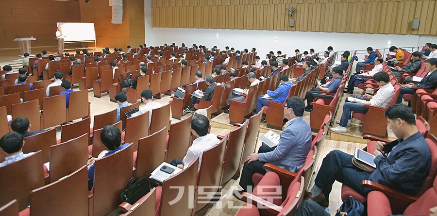 비정기적으로 시행하고 있는 총회 특별편목교육이 본래의 의도와 달리 무자격 목회자를 양성하는 통로가 되고 있다는 비판이 많다. 이에 보다 전문적이고 체계화된 정규 편목교육이 필요하다는 제안이 제기되고 있다. 사진은 100회기 특별편목교육 장면.