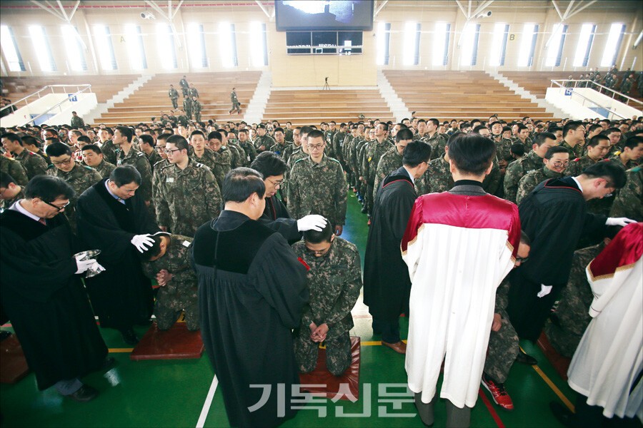 청년세대 복음화의 황금어장인 군선교에 새로운 전략이 필요한 상황이다. 이에 총신대학교 부설 교회선교연구소와 총회 군선교부가 9월 1일 삼일교회에서 ‘변화하는 시대, 군선교의 새로운 패러다임과 전략’이라는 주제로 포럼을 개최한다. 사진은 논산 연무대에서 거행된 합동 세례식 모습. 특정 기사와 관련 없음.