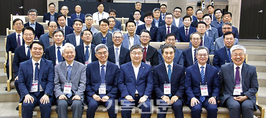 109회기에 가동한 ‘정책총회’가 제110회 총회에서 본격화한다. 총회가 선거 중심에서 벗어나 정책을 수립하고 체계를 갖추려면, 총회의 지원과 총대들의 책임감이 무엇보다 필요하다. 장봉생 목사와 정책연구소 이사장 신용기 목사와 임원들이 ‘청년부흥’을 주제로 정책연구소 1차 포럼을 진행하고 있다. 