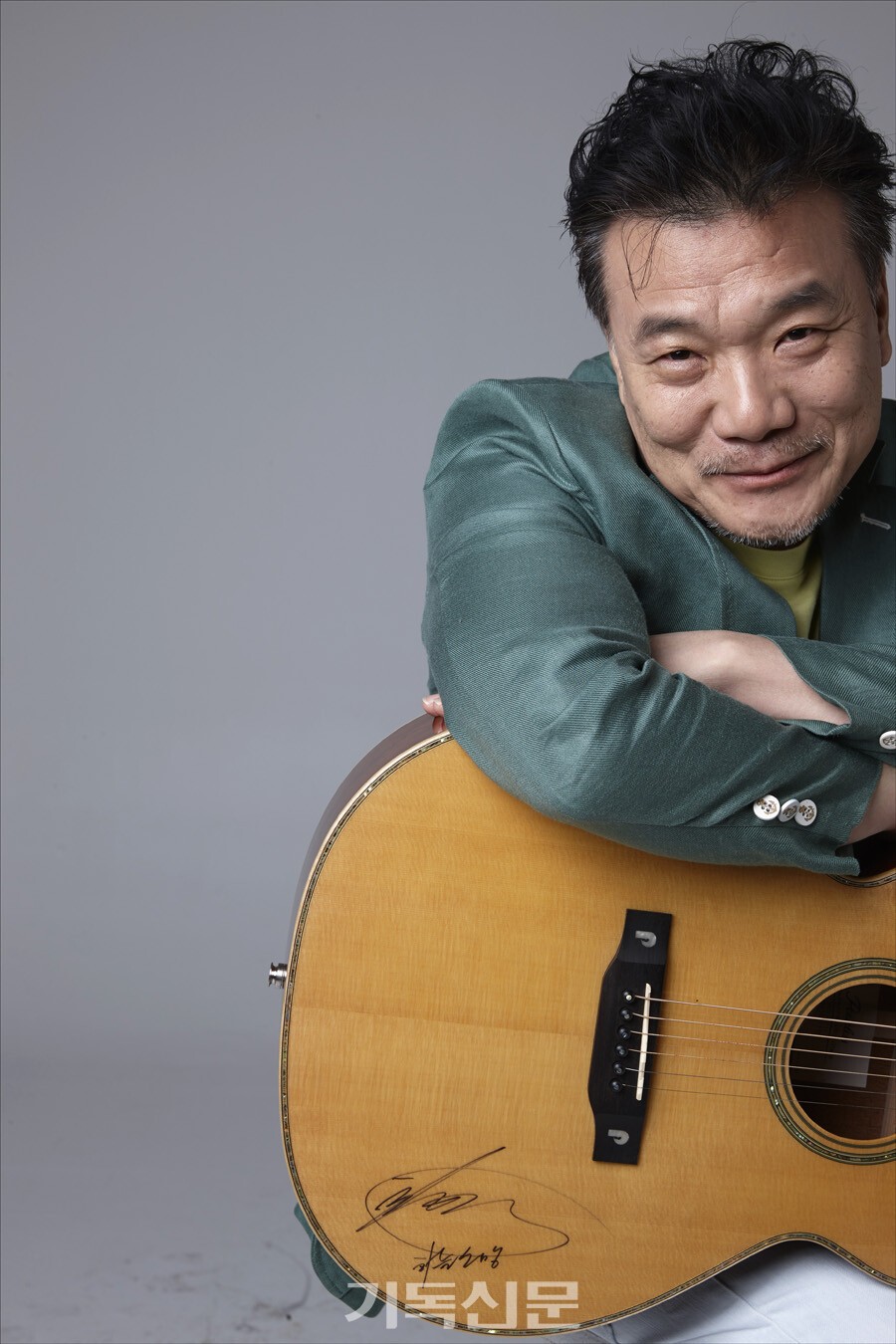 최인혁 목사는 한국기독교 CCM 1세대로, 좋은 찬양을 보급하고 사역자를 양성하는 일에 힘써왔다. 올해 사역 40주년을 맞아 전국투어 콘서트를 준비하며, 다시 한 번 하나님을 노래하겠다는 다짐을 하고 있다.