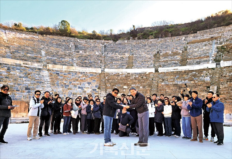 2023년에는 노회원 단합과 친목을 위해 튀르키예 성지순례를 실시했다. 성지순례 중 지진 복구를 돕고 있는 한국인 사역자에게 후원금을 전달하고 있다.