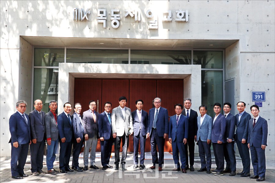 기독신문사와 소래노회가 9월 11일 목동제일교회에서 간담회를 열고, 협력을 다짐했다. 간담회 참석자들이 기념촬영을 하고 있다. 