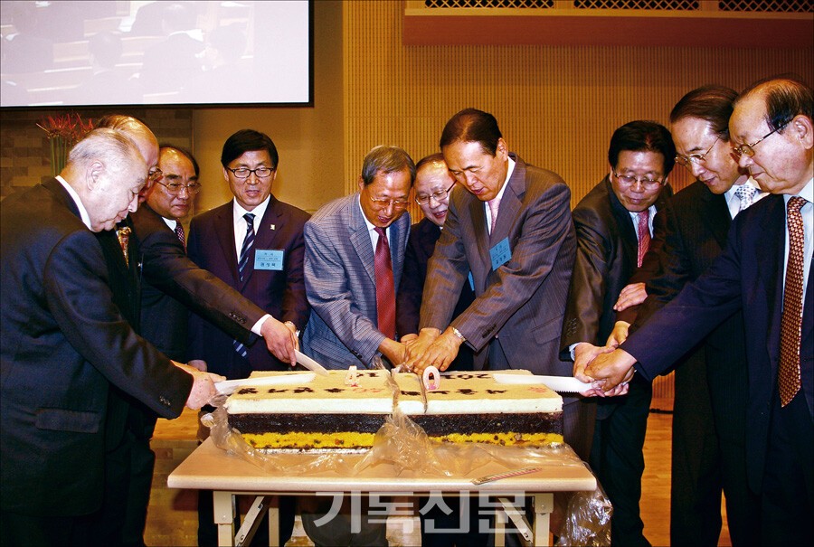 노회 설립 40주년 기념예배에서 증경회장들이 축하 케이크를 커팅하고 있다.