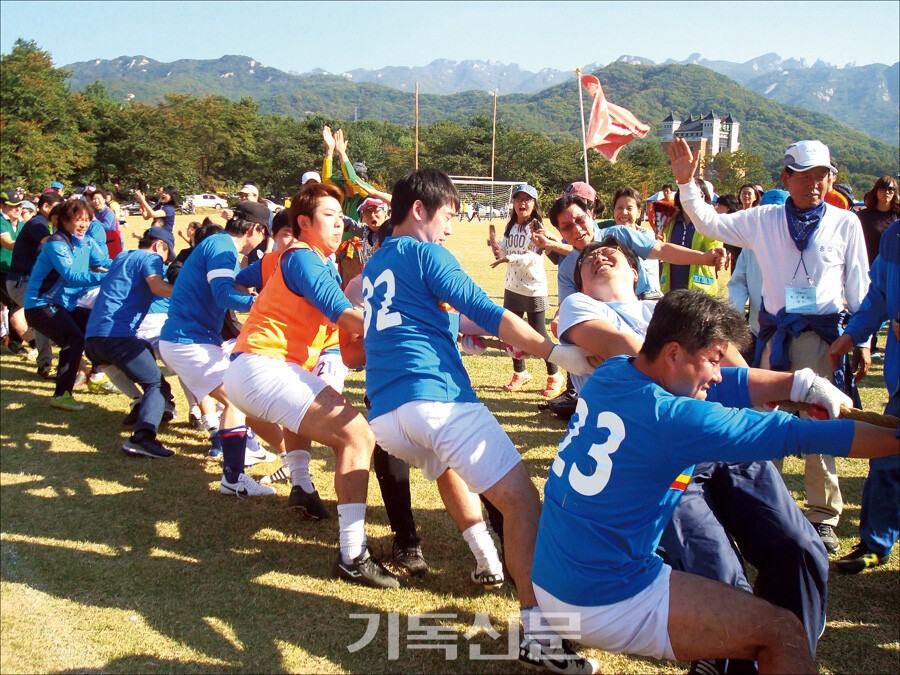 2013년 노회 친선체육대회에서 회원들이 줄다리기를 하고 있다.
