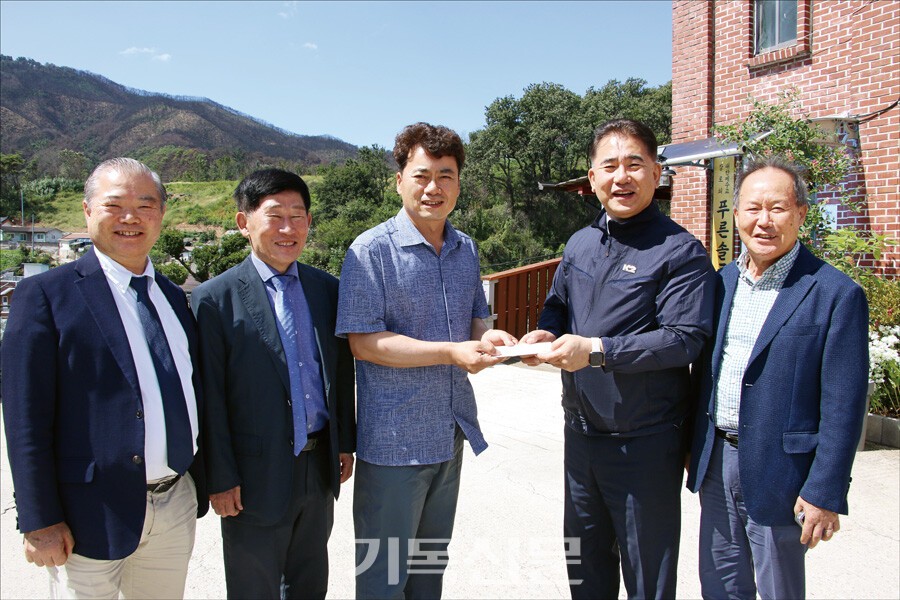 대전남부교회는 어려운 이웃과 성도를 찾아서 섬기고 사랑을 전하는 공동체다. 역대 최악의 산불로 큰 피해를 입은 이재민들을 모두 잊었지만 대전남부교회는 기억했다. 집을 잃고 임시주택에서 생활하며 추석을 맞을 주민들이 안타까웠고, 피해주민들을 섬기고 있는 청송 푸른솔교회를 찾아 사랑을 전했다. 류명렬 목사(왼쪽 두 번째)와 서기영 안병권 여두홍 장로(왼쪽부터)가 박신인 목사에게 특별헌금을 전하고 있다.