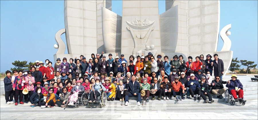 고령화 사회를 앞두고 실버대학을 설립하는 등 시대와 세상에 본이 되는 교회가 되기 위해 노력하고 있다.