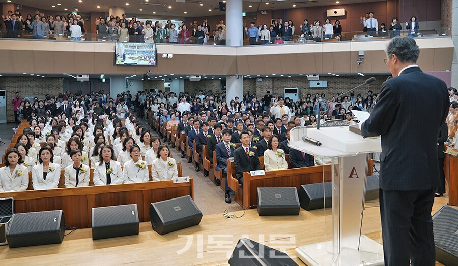 충정교회 80주년 임직식 모습. 충정교회는 설립 80주년을 맞아 임직식과 더불어 찬양제, 감사예배 등을 진행했다. 