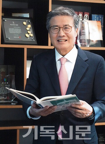 분쟁을 겪은 후 혼란한 시기에 있던 충정교회에 부임해 상처 입은 성도들 마음을 어루만지며 회복으로 이끈 옥성석 목사.