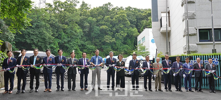 충정교회가 교회 인근 고양동에 수양관 더쉼을 개관하고 있다.