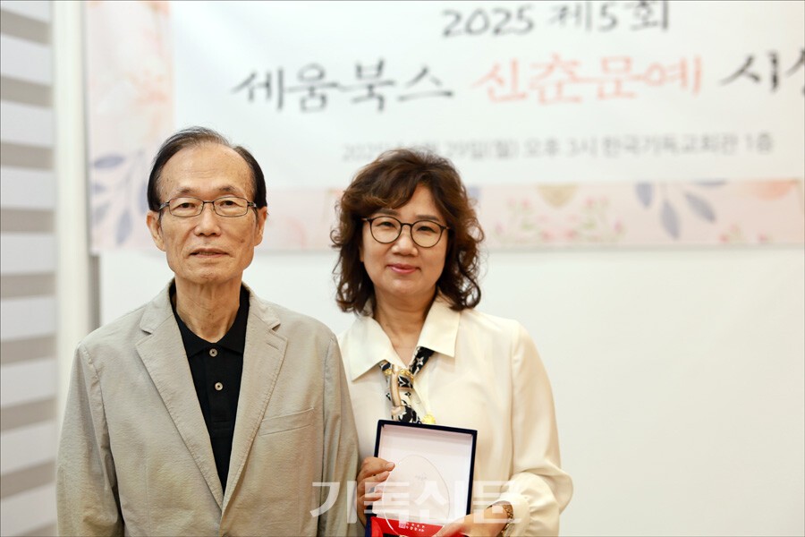 ​단편소설 심사자 조성기 선생과 우수상 수상자 이정숙 님(오른쪽).