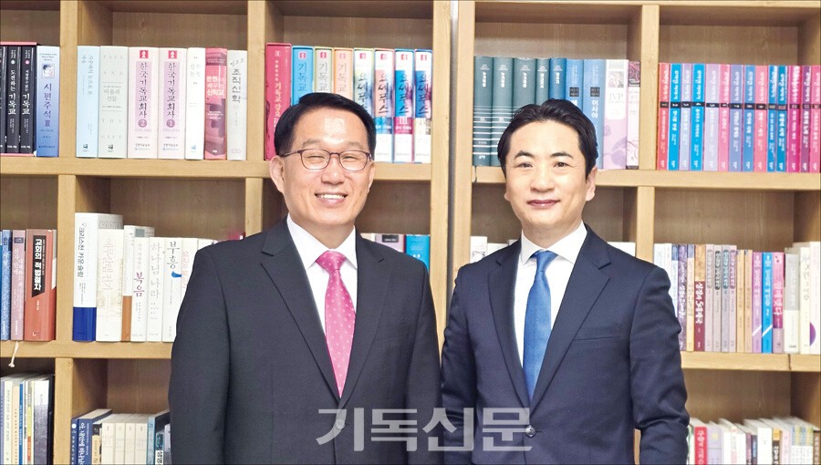 성남 한남교회는 2002년 제8대 문찬호 담임목사 부임 이후 하나님 사랑과 이웃 사랑 실천에 힘썼다. 문찬호 목사(왼쪽)와 후임 최진원 목사가 자리를 함께 했다. 최진원 목사는 “한남교회는 저의 첫 사역지로 친정이자 첫사랑이다. 그런 교회로 다시 부름을 받아 너무 영광스럽고 감사하다”며 “섬길 수 있는 기회를 주셨으니 늘 겸손하게 기도하고 사랑하며 주신 사명을 감당하겠다”고 말했다.