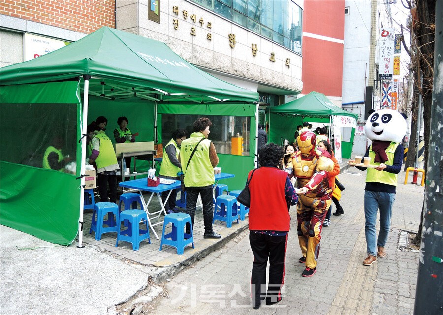 한남교회는 매주 목요일 예배당 앞에서 커피와 먹을거리를 나누며 복음을 전한다. 문찬호 목사도 늘 전도사역에 함께 하며, 앞장서 전도지를 나눴다.