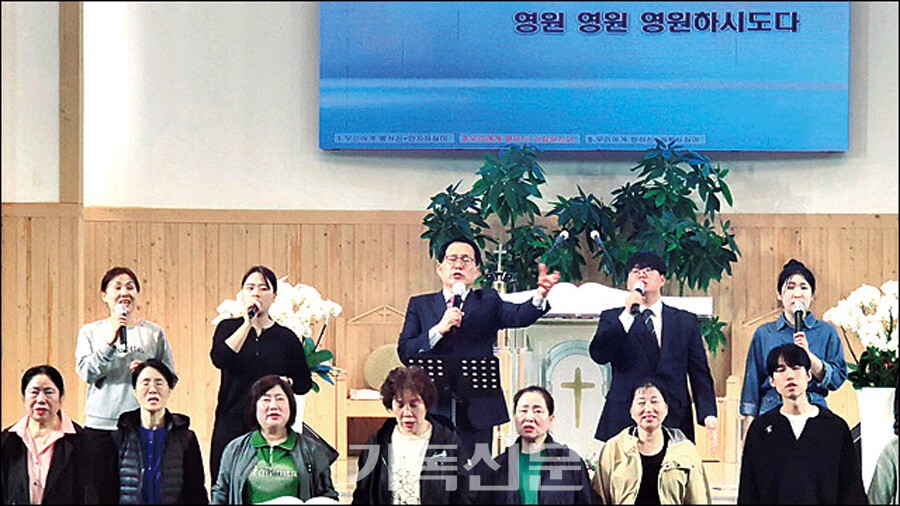 문찬호 목사는 1985년 극동방송 복음성가대회에서 ‘벙어리가 되어도’를 발표한 이후, 지금까지 꾸준히 작곡과 찬양 활동을 이어왔다. 문 목사가 성도들과 함께 찬양하고 있다.