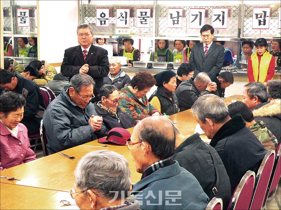 2007년 농촌교회 봉사활동 중에 마을잔치를 하고 있다.