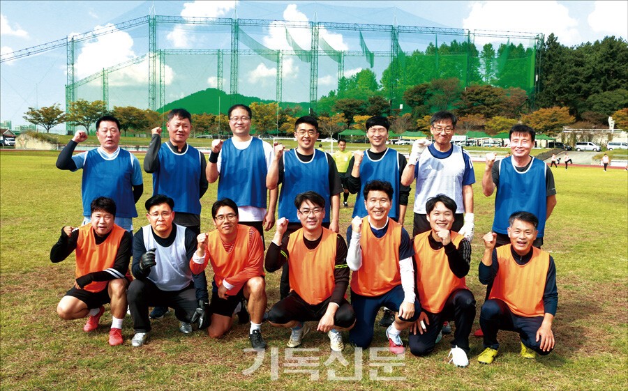 광주전남제주노회협의회 친선체육대회에서 광서노회와 전라노회 축구팀이 경기에 앞서 화합을 다지는 모습.