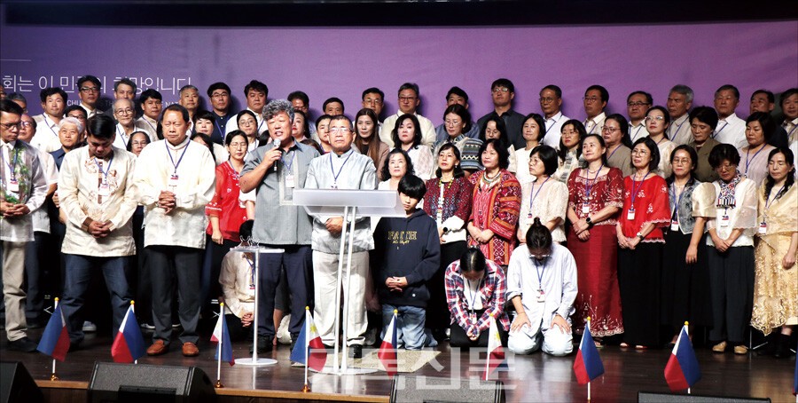 필리핀 선교 50주년 TF팀 출범식에서 필리핀 전통의상을 차려입은 지역대표 금동철 선교사를 비롯한 GMS 선교사들과 GMS 선교의 열매 올란도 타보타보 목사, 필리핀 PCP총회 넬슨 당온 총회장 및 교단 관계자들이 다음세대에 선교 유산을 계승할 것을 다짐하고 있다.