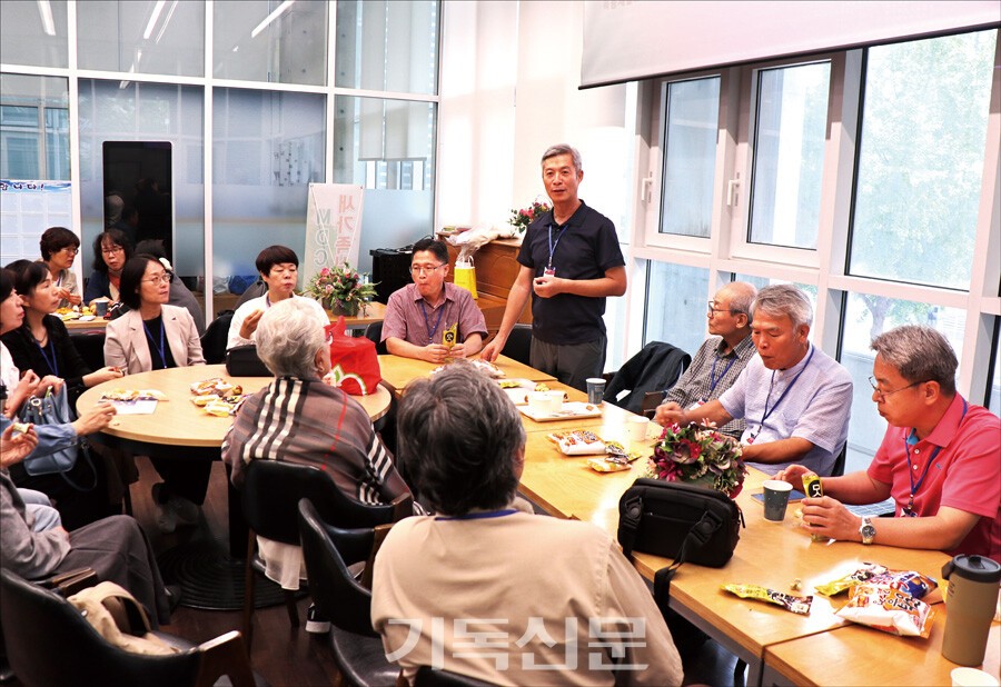 선교대회에선 지부 모임도 활발하게 진행됐다. 남부루손 지부 모임에서 지부장 권영만 선교사가 선교사들을 격려하고 있다.