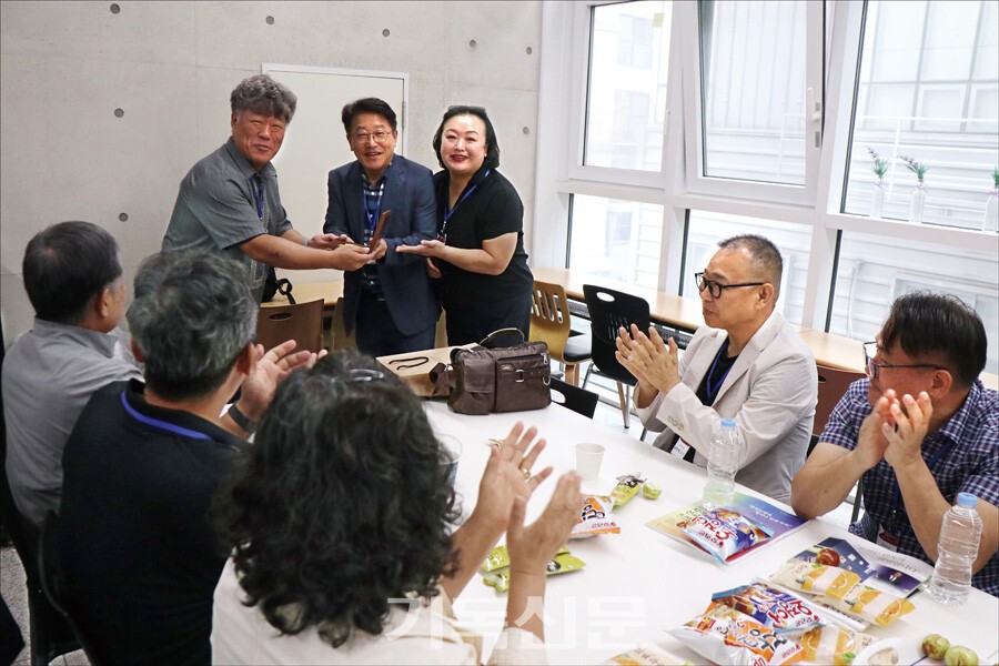 박광하·김미선 선교사가 금동철 지역대표로부터 선교사역 20년 근속패를 받고 있다.