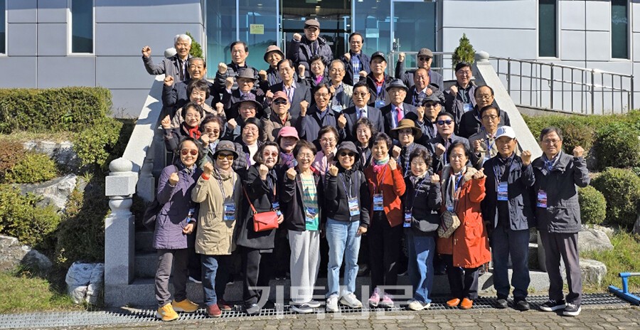 총신대신학대학원 71회 동창생들이 수련회 도중 계룡대 육군기록전시관을 관람하고 있다.