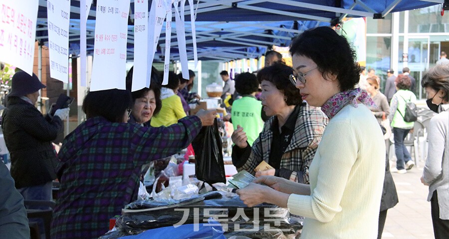 10회째를 맞이한 광주전남권역 도농직거래장터가 활기차고 화기애애한 분위기 속에서 열리고 있다.