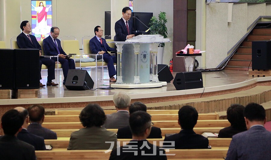 광신대 71주년 감사예배에서 김경윤 총장이 훈사를 하고 있다.