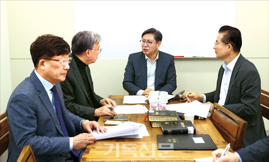 농어촌부 임원들이 여행사 입찰 공고와 관련해 입찰 요건을 논의하고 있다.