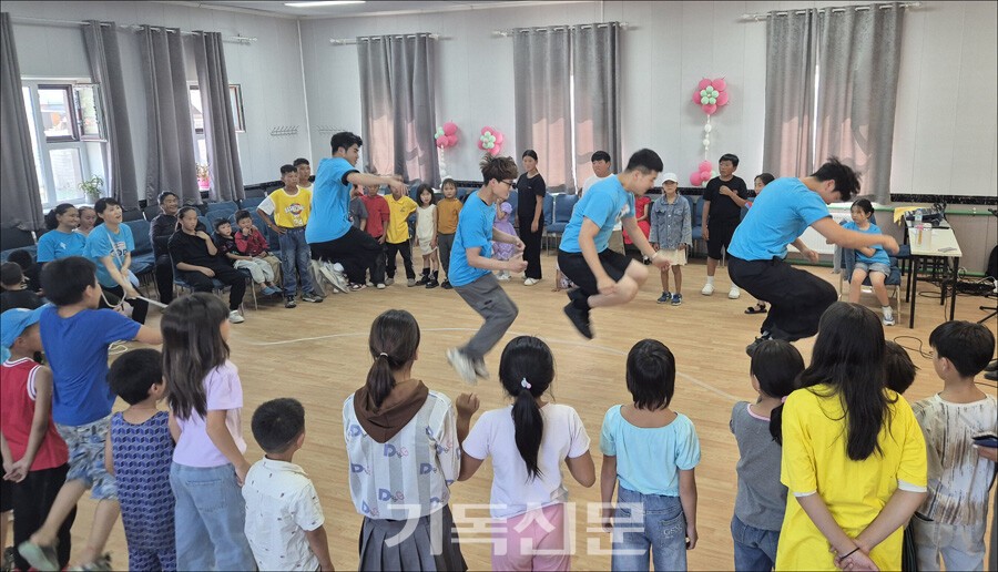 특히 교회 청년들이 교사를 자청해 몽골 ‘운니뭉흐잠교회’에서 여름성경학교를 이끌며 아이들에게 하나님 말씀을 전했다.