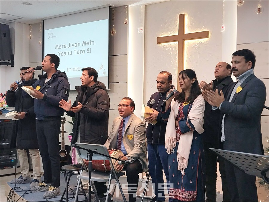 매년 12월 둘째 주 토요일에는 이주민교회와 교인 지원을 위한 하루 찻집을 개최해 큰 호응을 얻고 있다. 이주민교회와 교인들은 단순히 지원 대상이 아니라, 함께 찬양하고 지역 교회와 교제하며 연합하는 특별한 행사로 진행되고 있다. 지난 12월 열렸던 하루 찻집에서 파키스탄 이주민들이 전통 악기를 연주하며 함께 찬양하고 있다.