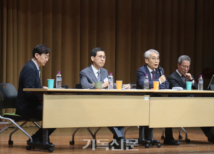 한국복음주의신학회 제85차 정기논문발표회에서 패널 토의가 진행되고 있다. 왼쪽부터 사회자 장세훈 교수, 주제강연자 신원하 박사, 패널 박찬호 교수와 정갑신 목사.