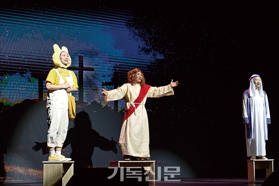 지난 10월 28일 이화여자대학교 ECC 영산극장에서 진행된 서울국제사랑영화제 개막식은 뮤지컬 공연, 피아노 연주, 시상식 등으로 다채롭게 꾸며졌다.