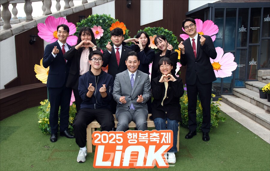 다음세대를 사명자로 인도하는 김근영 목사(앞줄 가운데)를 비롯해 총신신대원에서 사명자의 길을 걷고 있는 청년들과 사명자가 되기로 결심한 청년이 한자리에 모여 있다. 