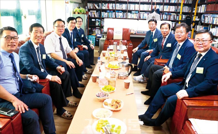 목포노회 가을정기회에서 임원과 증경노회장들이 회무 중 휴식 시간에 환담을 나누고 있다.
