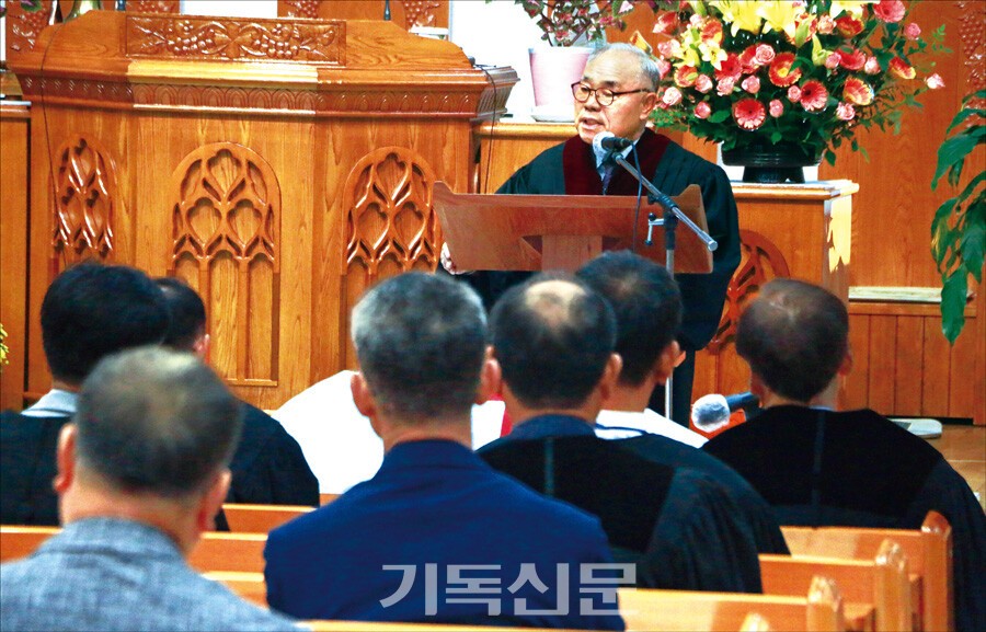 무안노회 가을정기회에서 증경노회장 김홍섭 목사가 성찬식 설교를 하는 모습.