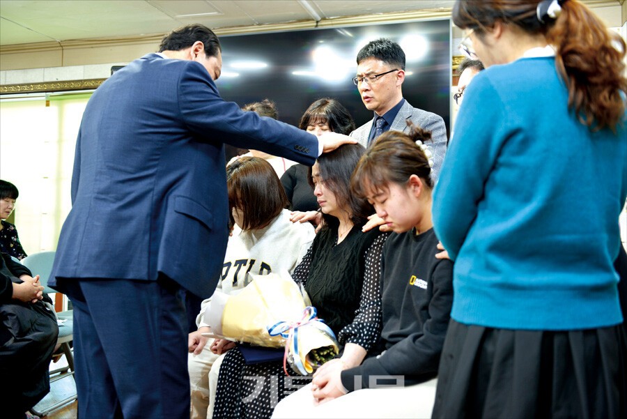 통영큰숲교회는 1인 1사역을 강조하고 있다. 셀의 역할이 큰 만큼, 셀리더로 임명된 성도들을 위해 특별한 임명식을 갖고 안수기도도 이뤄지고 있다.