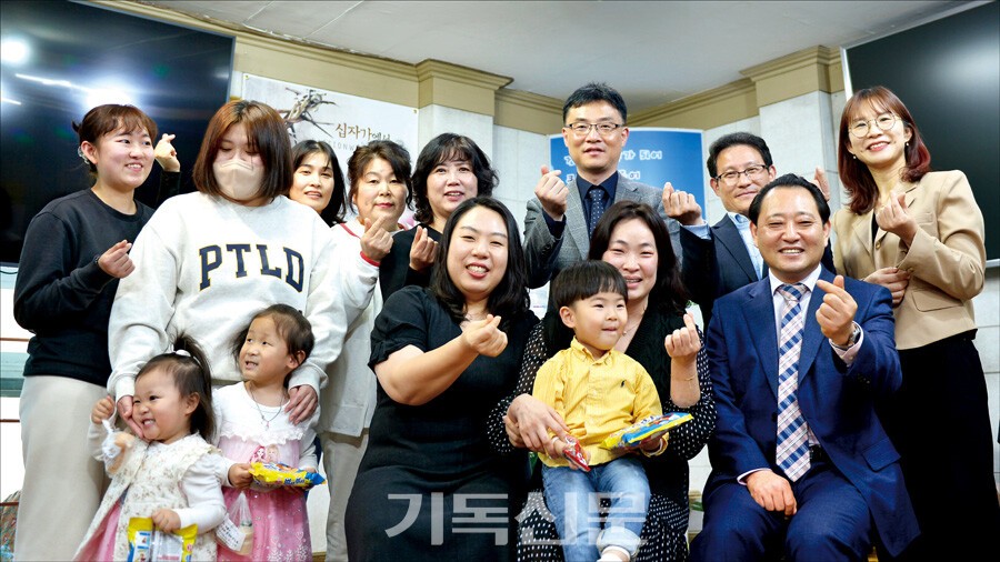 공종현 목사(앞줄 가장 오른쪽)는 다음세대와 장년 성도들의 제자양육에 힘쓰며 ‘평신도 동역’을 통해 모든 교인이 사역의 일원임을 느끼게 한다. 공 목사가 행복축제에 초청된 새가족들과 즐겁게 기념 촬영하고 있다.