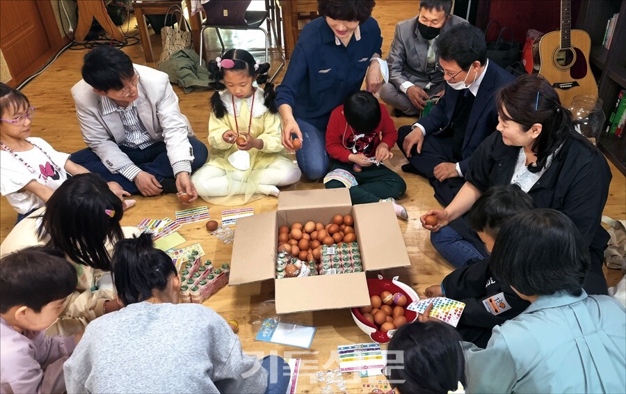유초등부 학생들이 교사들의 도움을 받아 부활절 계란을 준비하는 모습.