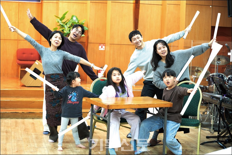 장애인 배우와 비장애인 배우가 함께 어우러져 뮤지컬 [대장장이 척] 연습을 하고 있다.