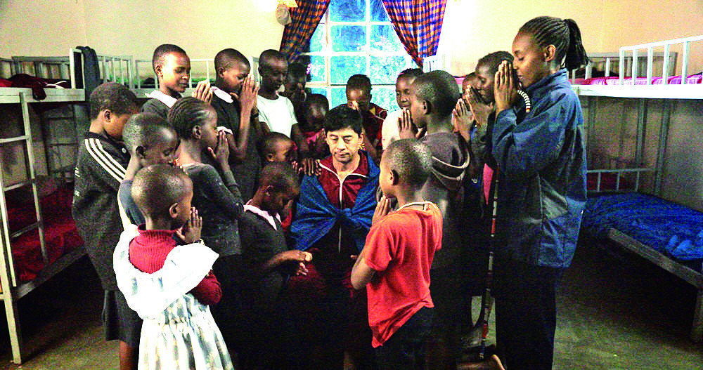 마사이족 마을에서 선교하는 한국인 선교사들의 도움과 NGO ‘함께하는사랑밭’ 케냐지부의 적극적인 협조로 만들어진 영화 [마사이 크로스].