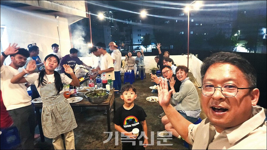 부산 대청교회는 본격적인 네팔 이주민 사역을 위해 2023년 대청브릿지미션센터를 마련했다. 대청브릿지미션센터에서 사역하고 있는 김성진 선교사(오른쪽 아래)가 네팔에서 온 이주민들과 즐거운 시간을 보내고 있다.