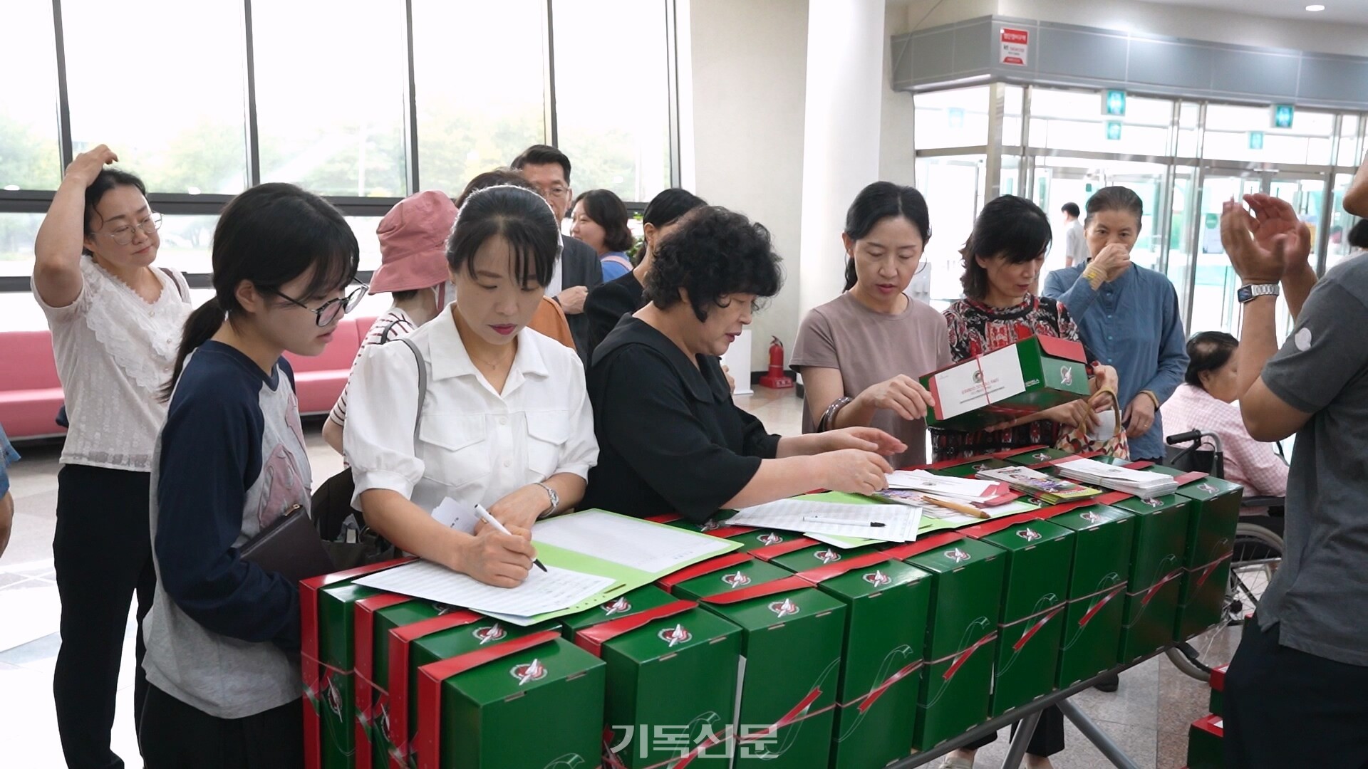 대구성명교회는 OCC선물상자 사역에 처음으로 동참했다. 교회는 취약 국가 어린이들에게 복음을 전할 효과적인 사역이라며 지속적인 동참을 약속했다. 사진은 성도들이 OCC선물 상자에 물품과 후원금을 채워 교회에 전달하는 모습.