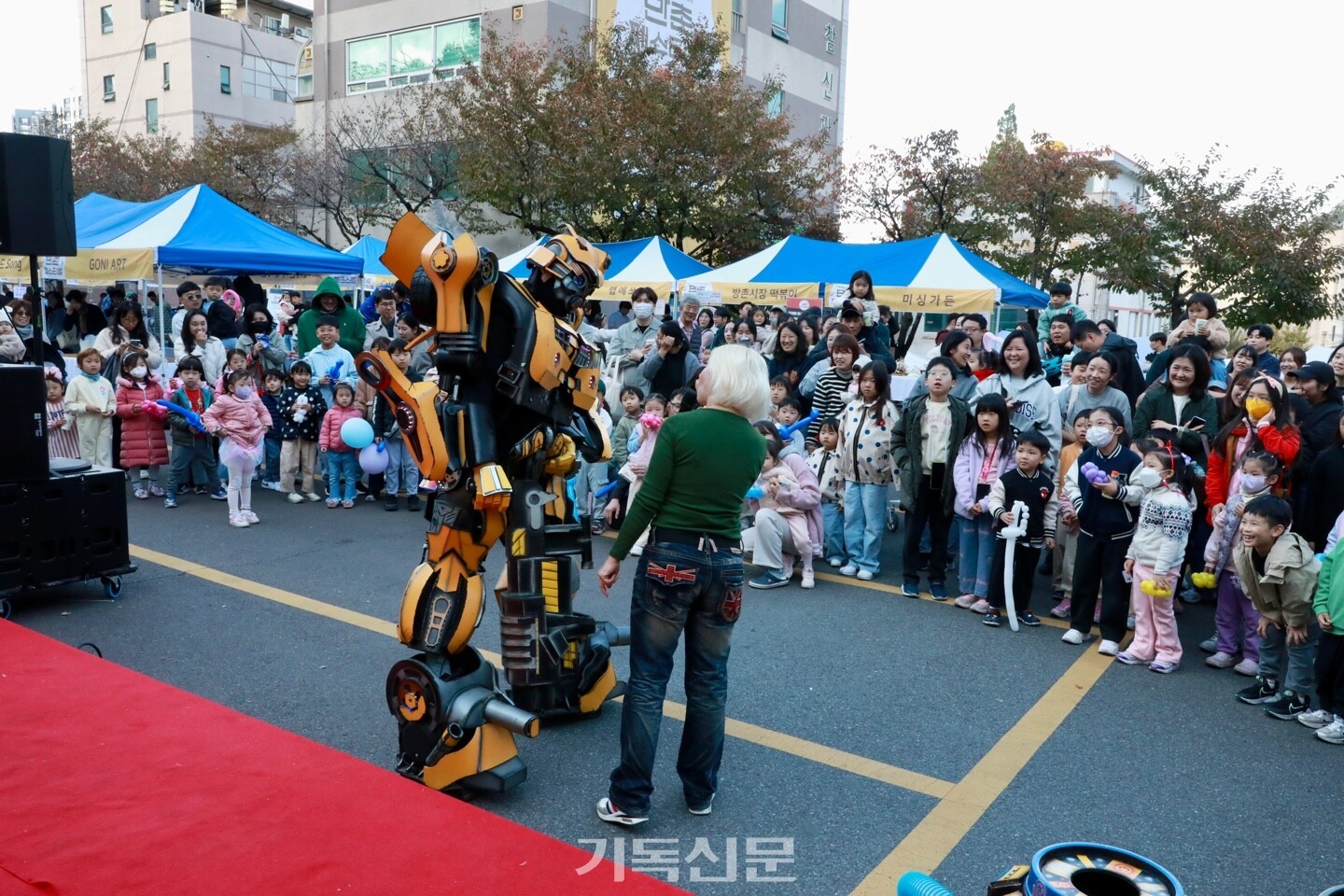 행사에는 소상공인, 농어촌 교회, 청년창업 등 50여 부스가 마련돼 다양한 볼거리를 제공했다. 사진은 청년창업 참가팀이 로봇과 소통하는 모습을 시연하는 모습.