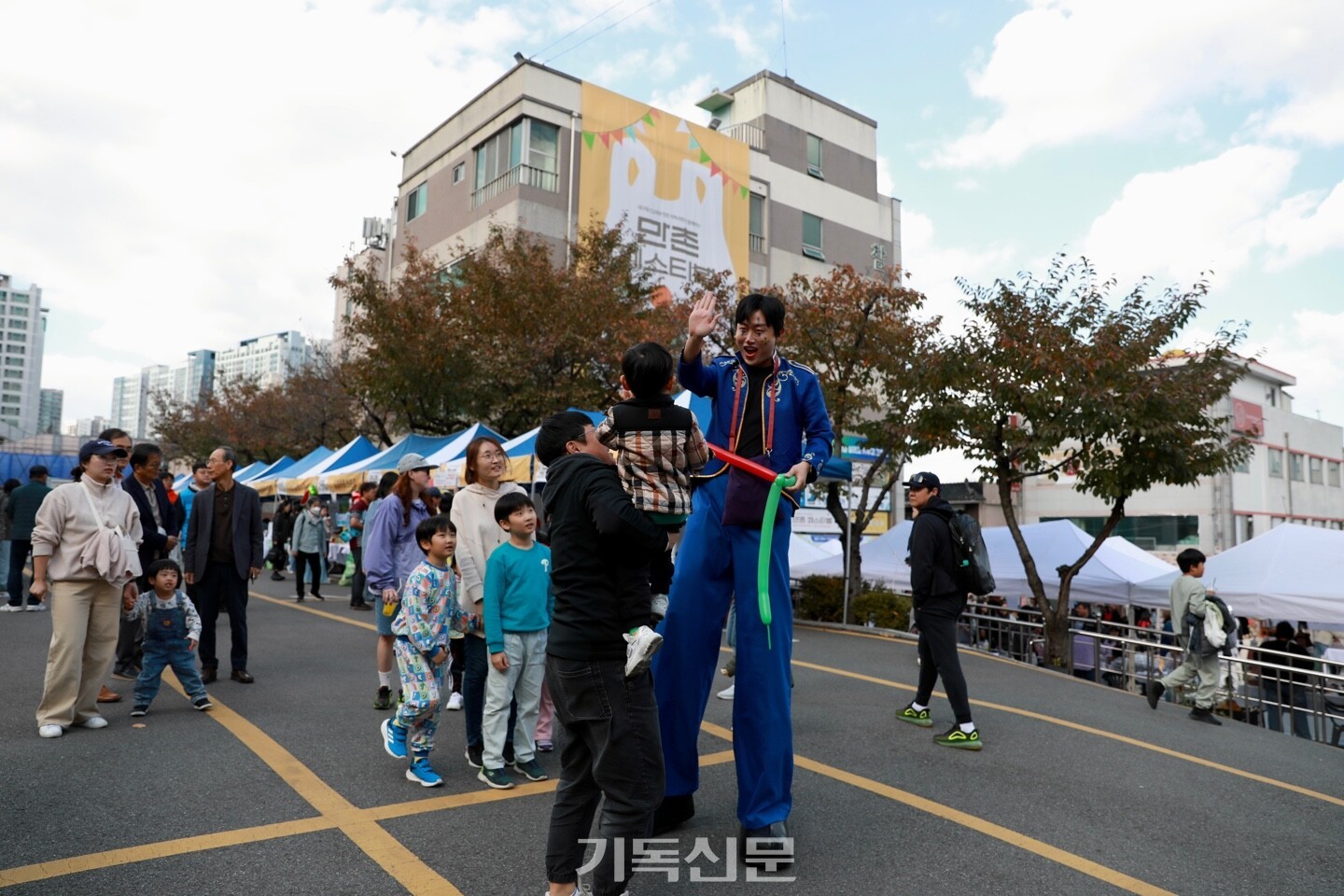 행사는 지역주민들의 관심을 불러일으키며 교회로 한걸음 내딛는 계기를 만들었다. 어린이에게 풍선인형을 만들어 주며 특별한 기억을 선물하고 있는 키다리아저씨 모습.