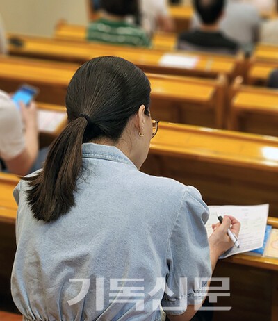 사랑의 실천을 통해 생명을 살리는 일에 앞장서온 한국교회. 그리스도인들의 참여는 장기기증 문화 확산에 큰 힘이 됐다. 사진은 생명나눔예배가 열린 교회의 한 교인이 장기기증 희망등록에 동참하고 있다.