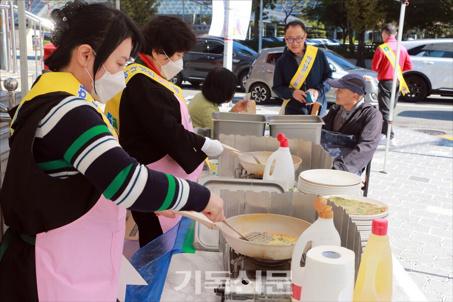 광주 중앙장로교회 화요전도 대원들이 부침개를 만들어 주민들에게 나누며 복음을 전하고 있다.