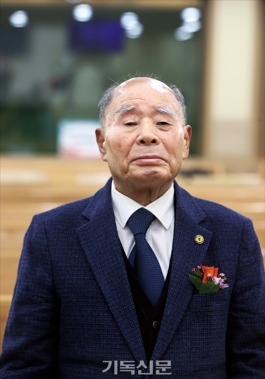 창간 당시 기독신문 기자였던 백일 장로가 기독신문 창간 60주년 기념행사장을 찾아와 동석하고 있다.