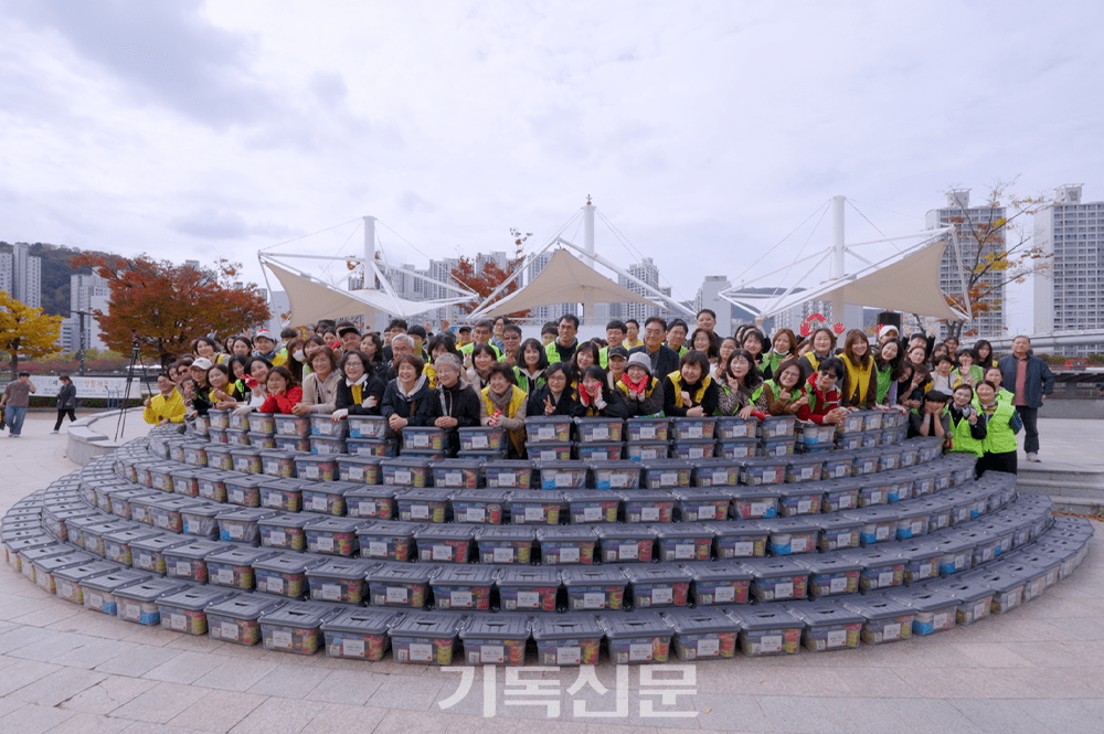 수영로교회는 교회설립 50주년과 연말을 맞아 취약계층에게 전달할 ‘러브박스’를 제작하며, 물품 전달에 앞서 지속적인 이웃 사랑 실천을 다짐하고 있다.