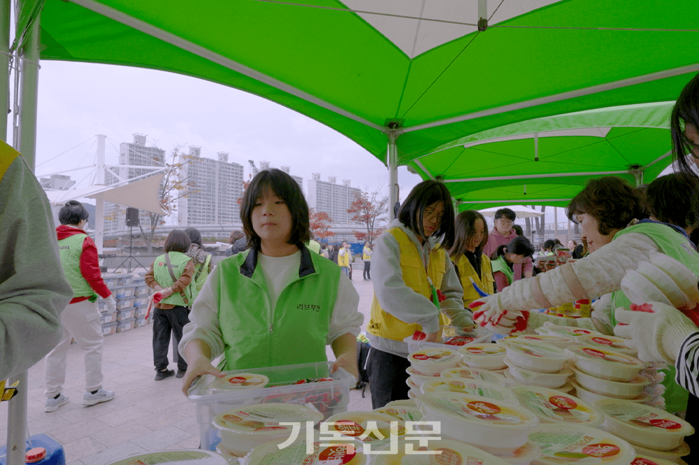 수영로교회는 장년 성도부터 어린 자녀까지 ‘러브박스’ 제작에 참여하며, 사랑의 실천이 다음세대에 이어지도록 본보기가 되도록 가르치고 있다. 행사에 참석한 성도들이 분주히 물품을 소분하는 모습.