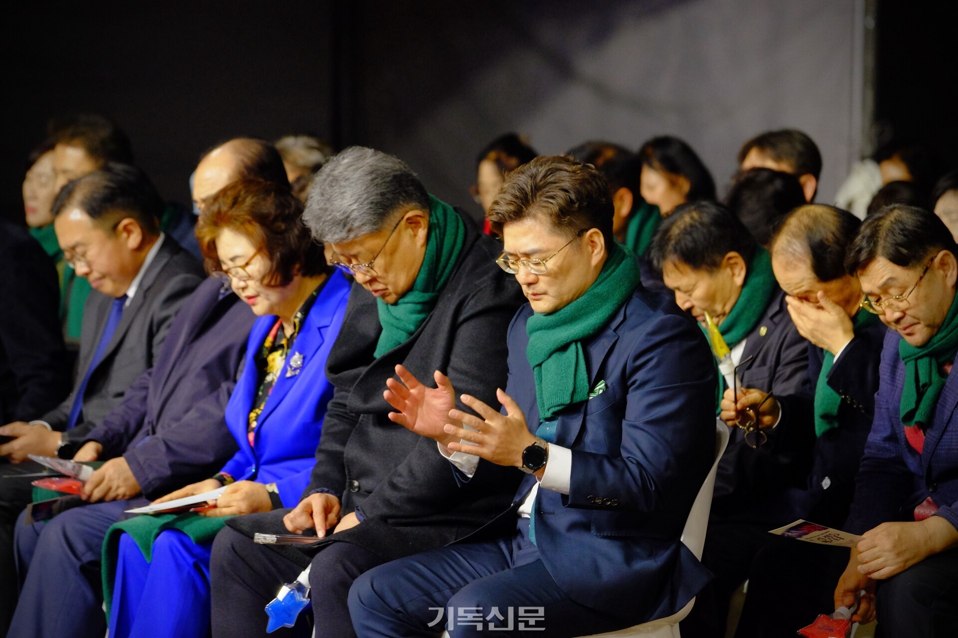 행사를 주관한 울산시민문화재단 이사장 예동열 목사가 안전하고 즐거운 지역 행사가 되길 기대하며 기도하고 있다.