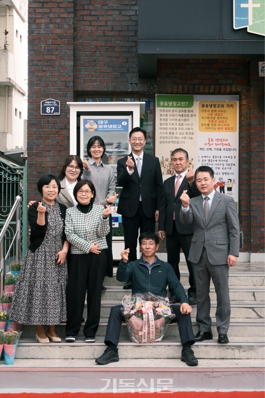 대구 옥토교회 공유냉장고는 전도대와 반찬봉사자들의 헌신으로 운영되고 있다. 현재는 지역 주민들에게 소식이 알려져 함께 만들어가는 공유냉장고로 운영돼 열린 공간으로서 교회의 담장을 낮추는 역할을 하고 있다. 김성민 목사(맨 윗줄 중앙)가 공유냉장고 운영을 돕고 있는 성도들과 함께 개소식 이후 기념촬영하고 있다.